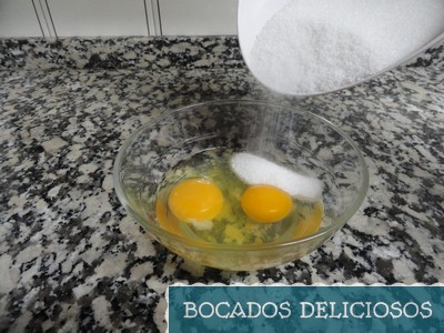 batimos los huevos con el azucar