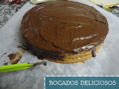 cubrimos la tarta con chocolate