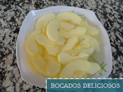 echamos la manzana en agua con limon