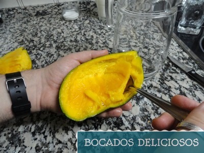 sacamos el mango con una cuchara