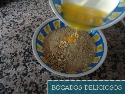 echamos la mantequilla derretida en las galletas