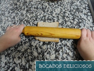 aplastamos el pan con un rodillo