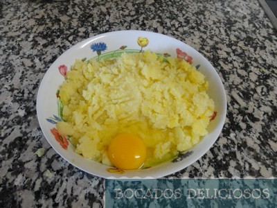 echamos huevos a las patatas