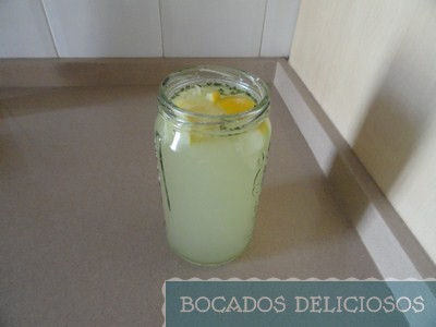 limonada con menta y cáscaras de limón