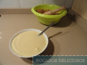 derretimos y mezclamos chocolate blanco con leche condensada