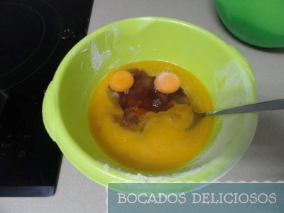 mezclamos mantequilla con azúcar, miel y huevo