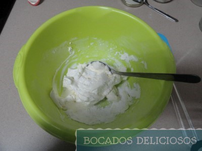 Realizamos cobertura con crema de queso y azucar glass