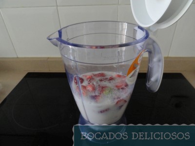 Batimos las fresas, leche y azúcar