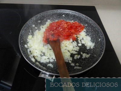 Freimos la cebolla junto el tomate