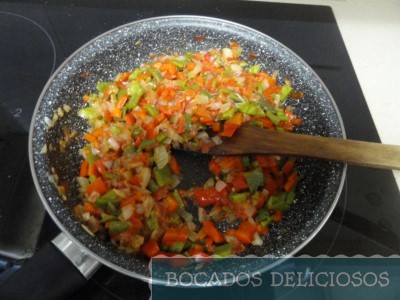 Dorar las verduras: cebolla y pimientos