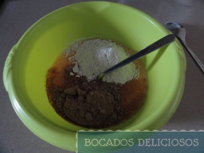 Mezclamos los huevos, azúcar, cacao en polvo, harina y sal