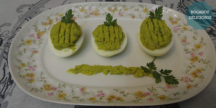 Huevos rellenos de aguacate